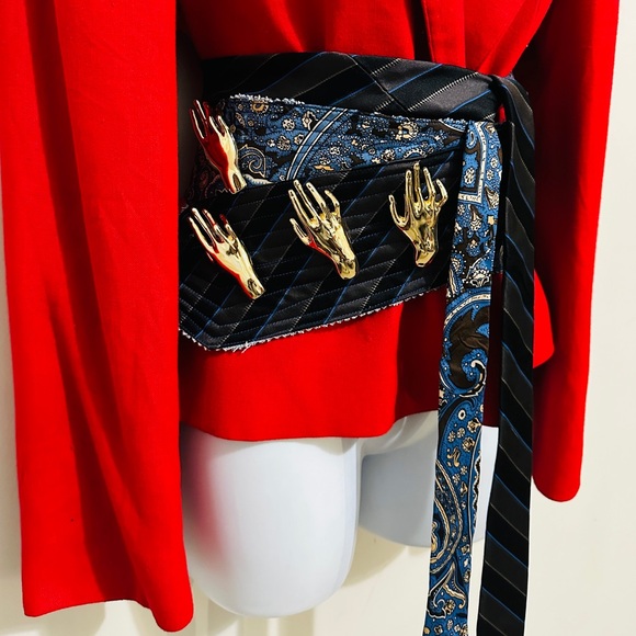 Versatile Wear Gold Woman’s Hand Brooch Unisex - Picture 9 of 10